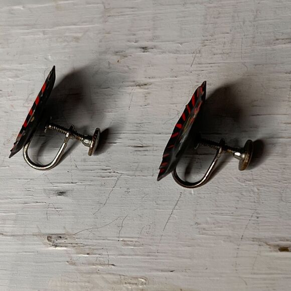 Vintage Pair Hand Painted Tole Tray Earrings Screwback Daisies Cottage Country - Picture 5 of 5